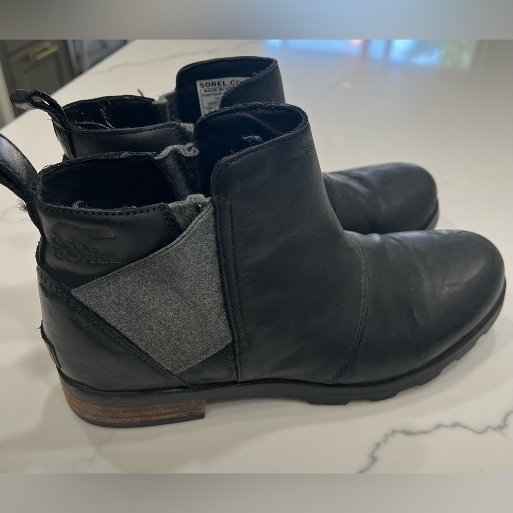 Black Leather Sorel Emilie Chelsea Boots, Size 8 - Picture 4 of 4